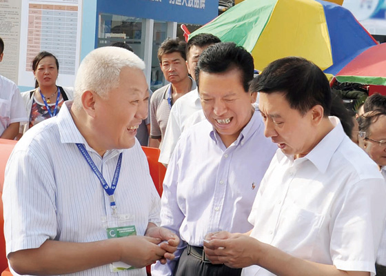 國(guó)務(wù)委員王勇和國(guó)家安監(jiān)局黨組副書(shū)記、副局長(zhǎng)王德學(xué)在北京中國(guó)國(guó)際展覽中心專(zhuān)程視察公司產(chǎn)品